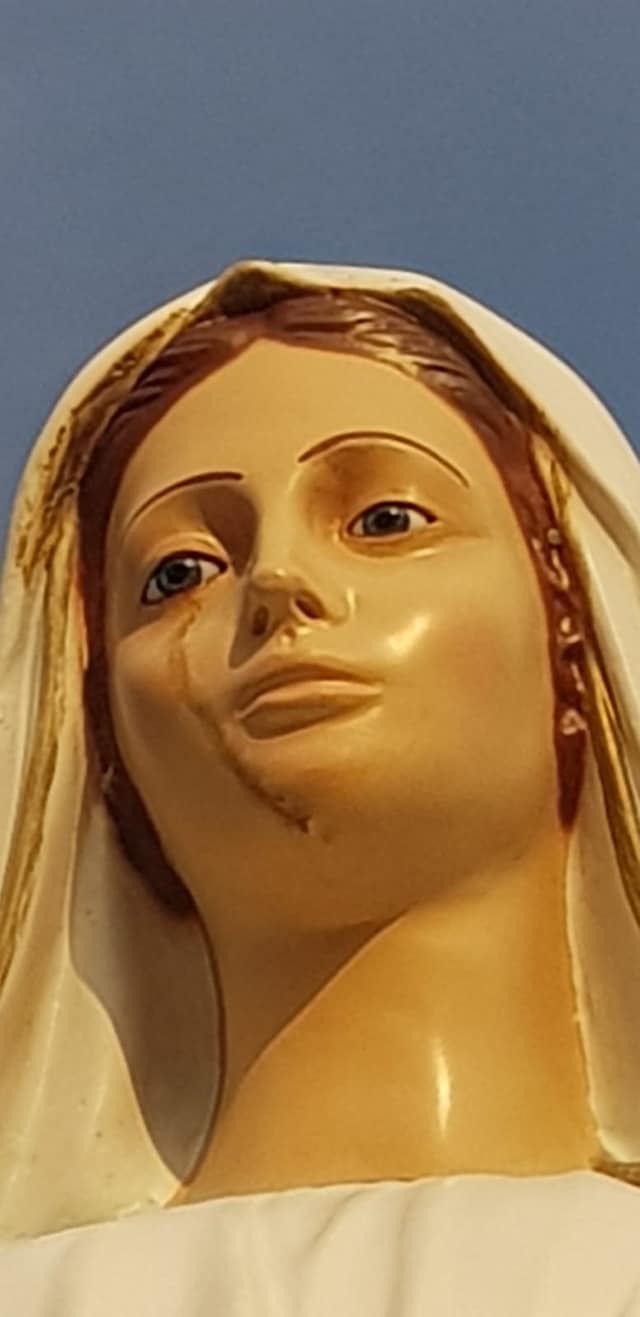 تمثال مريم العذراء
