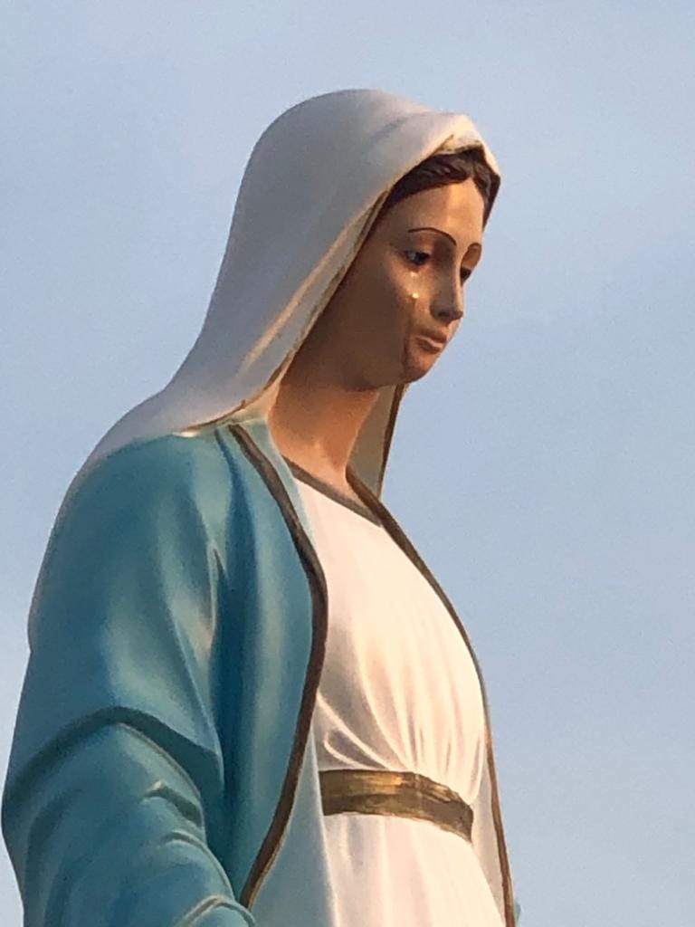  تمثال مريم العذراء تبكي