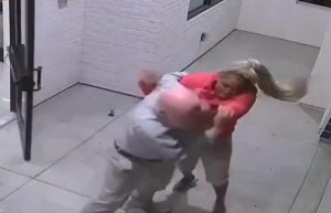 امرأة تعتدي بالضرب على محارب قديم