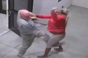 امرأة تعتدي بالضرب
