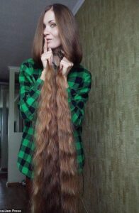 أطول شعر فتاة في روسيا 
