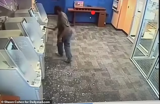 بالفيديو|| أمريكي من ذوي البشرة السمراء يهجم على بنك ويعتدي على أجهزته وأحد العملاء مستخدماً "بلطة"