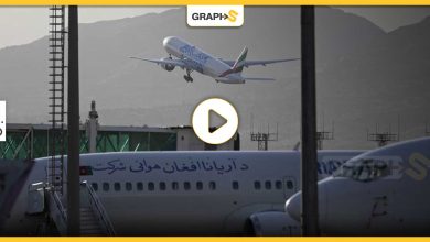 بالفيديو|| مشهد مأساوي.. لحظة سقوط شخصين من طائرة أثناء إقلاعها من مطار كابول.. تعلقا بعجلاتها