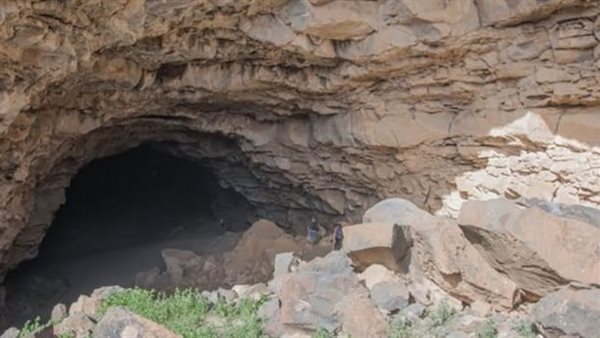 شاهد: اكتشافات غريبة داخل كهف تاريخي بأنابيب الحمم البركانية بالسعودية على مدى آلاف السنين