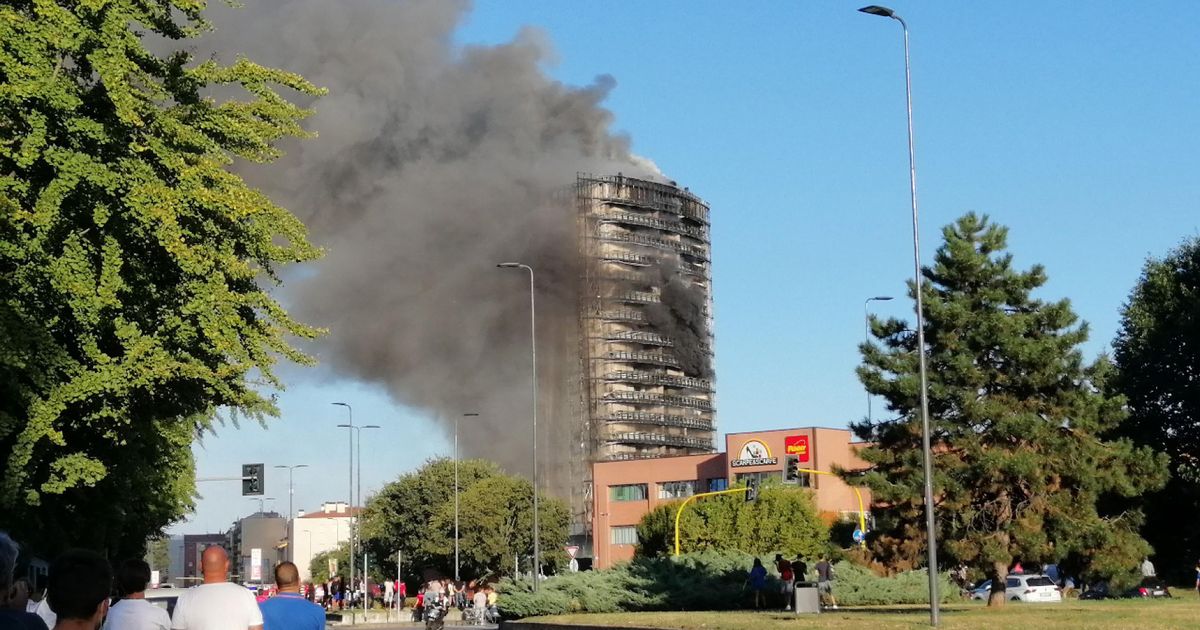 بالفيديو|| حريق ضخم يلتهم برجاً في مدينة إيطالية ويسبب ذعر الأهالي وحالات إخلاء لآلاف الجيران له