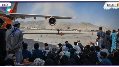 أملا في البحث عن مستقبل أفضل.. أفغان يكسرون أيديهم بهدف اللحاق بآخر عمليات الإجلاء من مطار كابول