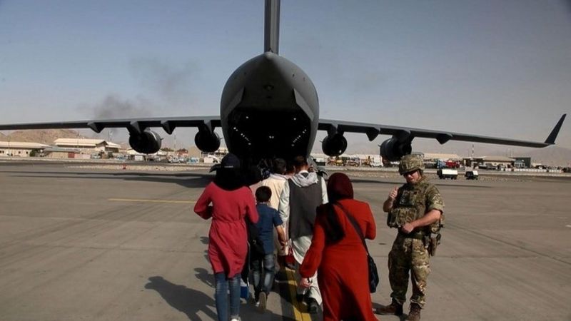 أملا في البحث عن مستقبل أفضل.. أفغان يكسرون أيديهم بهدف اللحاق بآخر عمليات الإجلاء من مطار كابول