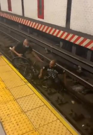 قبيل لحظات من وصول القطار.. إنقاذ رجل من ذوي الاحتياجات سقط مع كرسيه على شريط مترو بمحطة نيويورك - فيديو