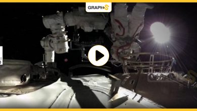 بالفيديو|| لحظات تحبس الأنفاس لرواد فضاء وهم مربوطون بأسلاك وهائمون في الفضاء لتأدية مهمة "صعبة وحساسة"