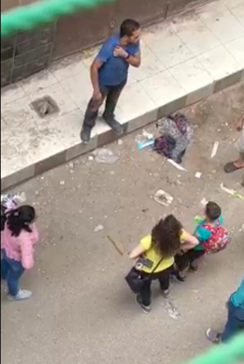 بالفيديو|| فتاة مصرية تتعرض للتحرش وسط شارع شعبي بمصر.. صرخت عليه وصفعته بعنف