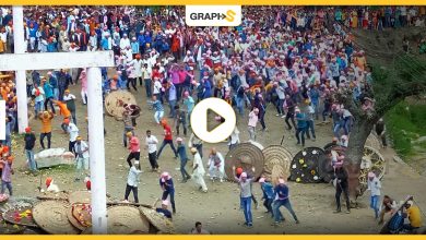 بالفيديو|| تقاليد غريبة في الهند.. معركة رمي الحجارة "باغوال" أصابت 77 شخص في 7 دقائق