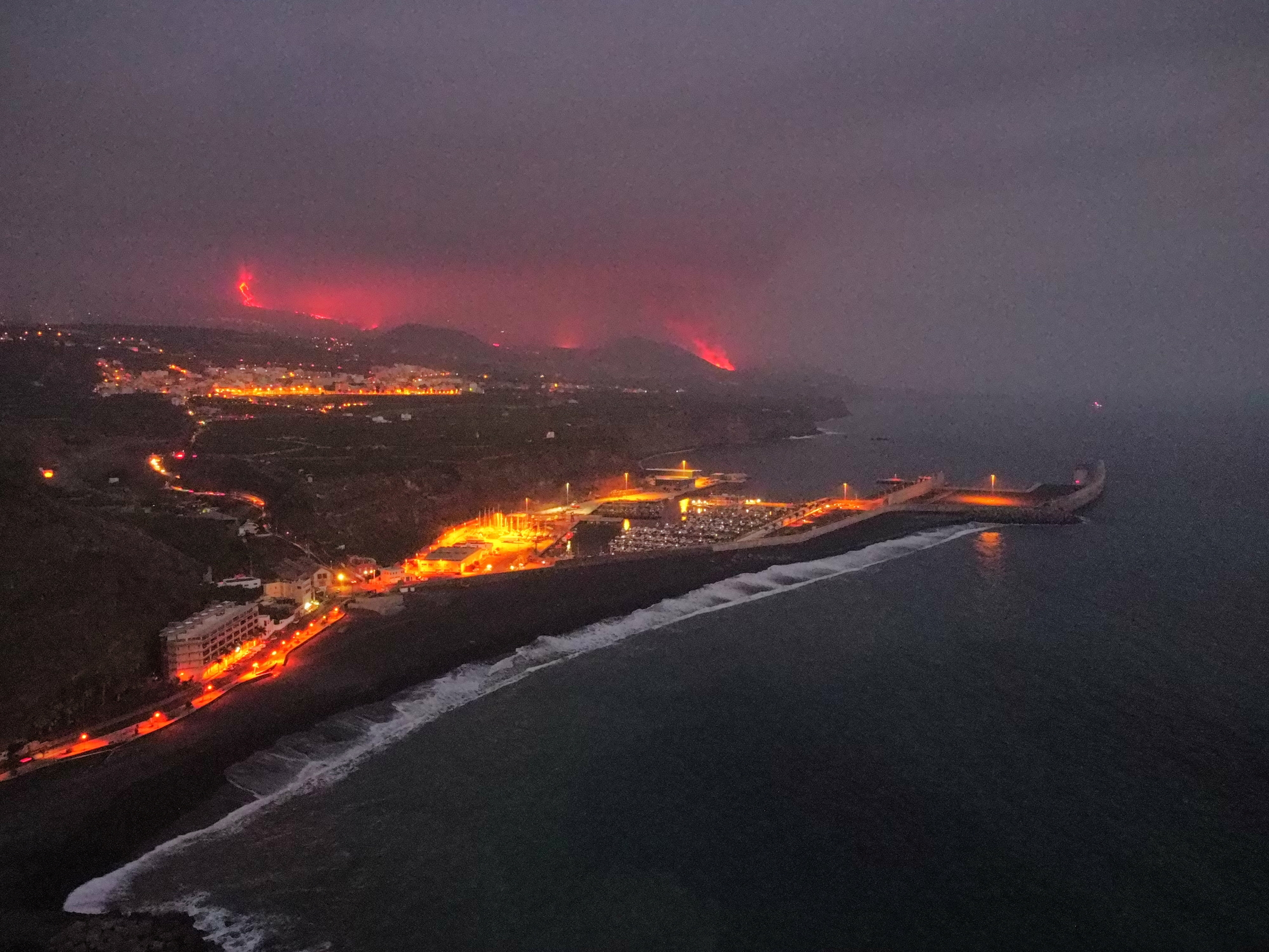 حمم بركان جزيرة بالما الإسبانية تصل البحر.. والسلطات تحذر الأهالي من كارثة خطرة وشيكة - فيديو وصور