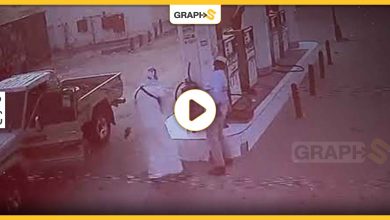 شجار في محطة وقود أدى إلى إطلاق الرصاص على العامل وكاميرات المراقبة توثق في هذا البلد الخليجي - فيديو