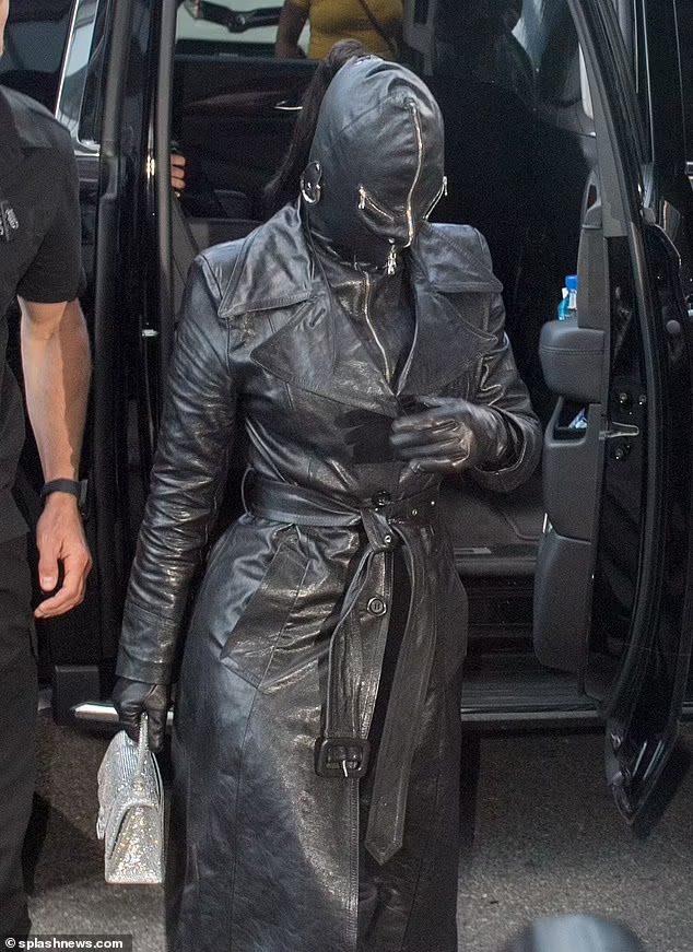 عارضة الأزياء كيم كارداشيان تظهر في أحدى حفلات نيويورك بزي غريب أثار وسائل التواصل -فيديو وصور
