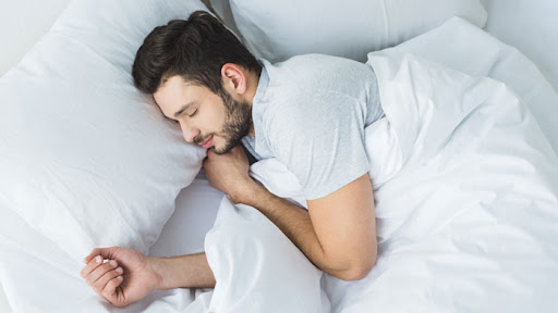 تعرف إلى طريقة النوم المثالية للوقاية من النوبة القلبية ومدى تأثير عادات الاستيقاظ على الصحة