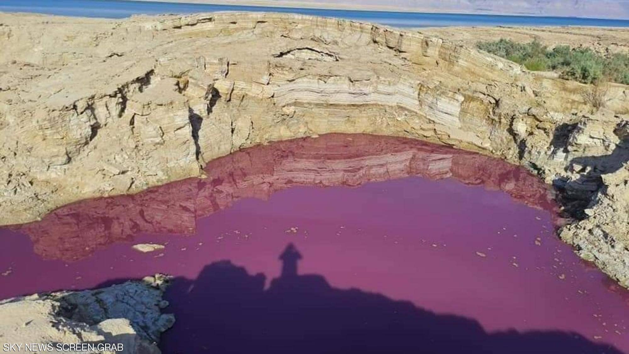 الأردن.. ظهور مياه حمراء اللون "غامضة ومجهولة المصدر" بالقرب من البحر الميت