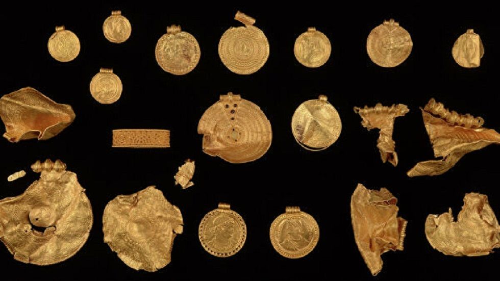 "بمحض الصدفة".. عالم آثار هاوٍ يعثر على كنوز ذهبية نادرة عمرها يزيد عن 1500 عام