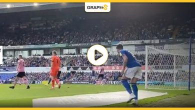 بالفيديو|| بطريقة عبقرية وطريفة.. لاعب كرة قدم إنجليزي يستخدم الحيلة لانقاذ فريقه من الخسارة في الوقت القاتل
