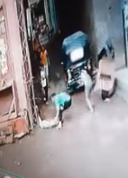 بالفيديو|| لحظة إنقاذ صغير من موت محقق في شارع عام في مصر