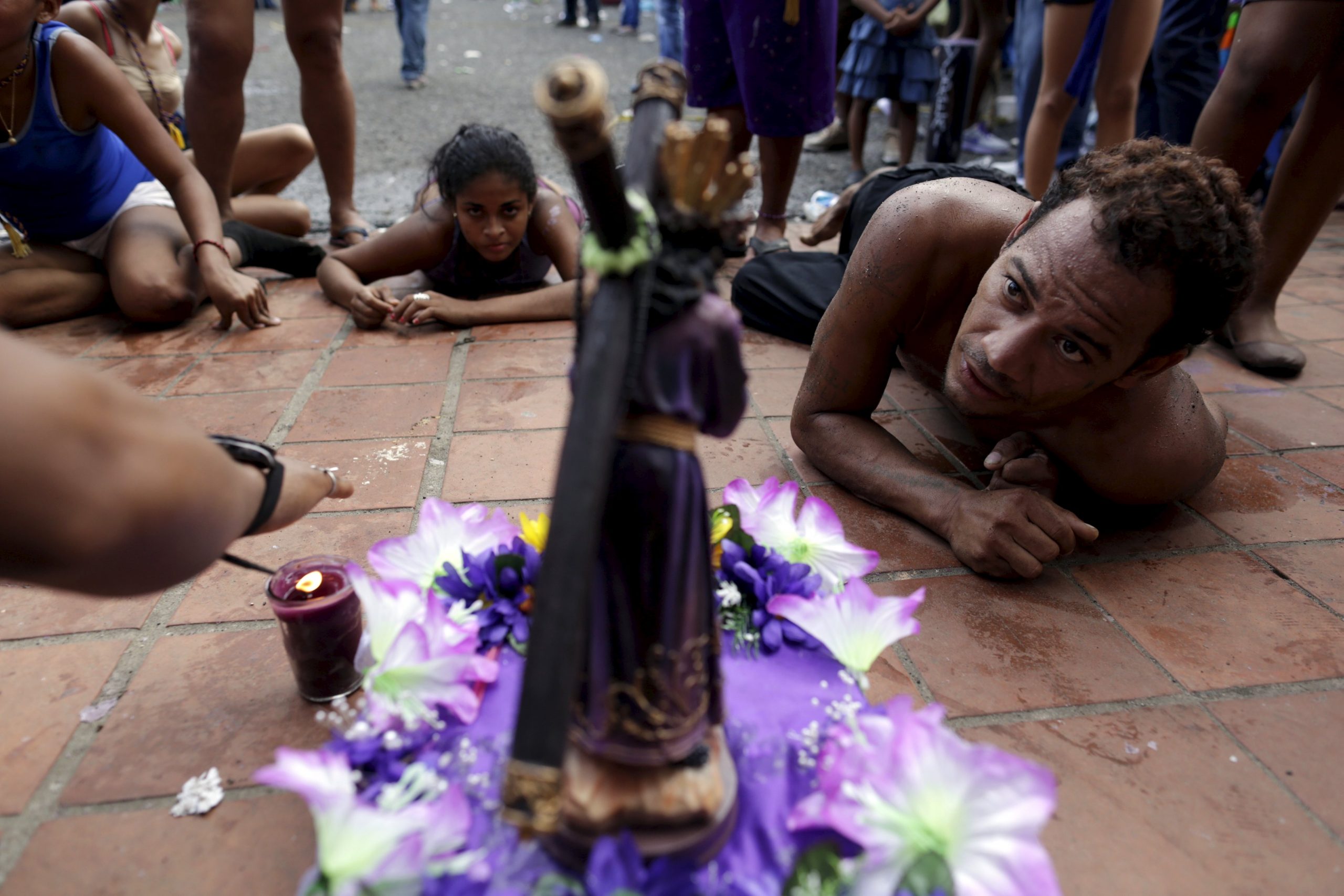 طقوس غريبة: النساء تزحف بالشارع..تعرف إلى يوم المسيح الأسود في بنما - فيديو