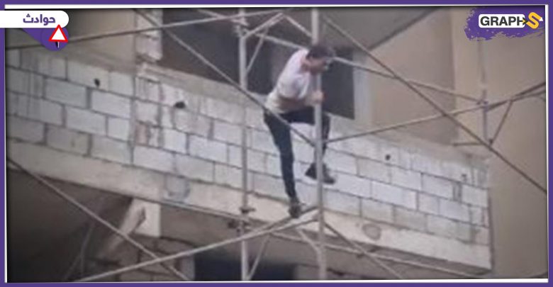 بالفيديو|| لبناني يصعد مكاناً مرتفعاً ويهدد برمي نفسه.."بموت وما بنزل"