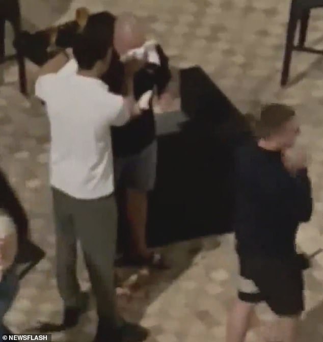 بالفيديو|| اندلاع شجار عنيف داخل فندق تركي بين سائح روسي وآخر بريطاني بسبب فتاة