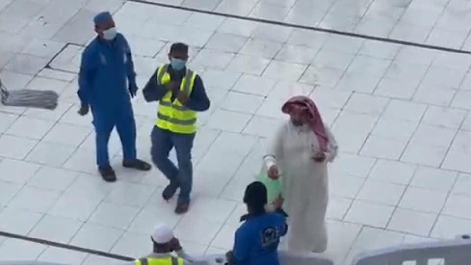 السعودية: "قمةٌ في الإنسانية".. رجل يوزع المال في الحرم المكي
