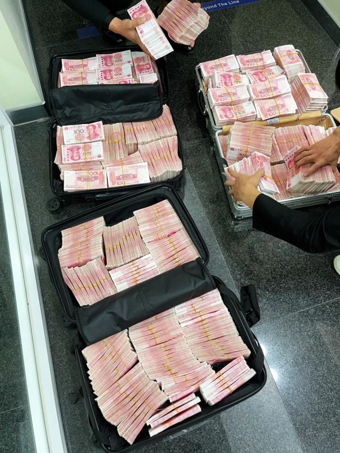 شاهد: بطريقة مبتكرة ومربكة.. مليونير صيني يجبر موظفي بنك على عدّ ٥ ملايين يوان عقوبة لهم