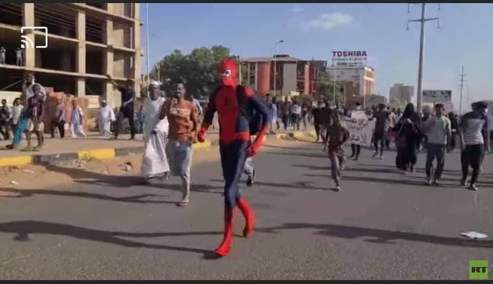 بالفيديو|| سبايدر مان يشارك في الاحتجاجات الأهلية القائمة في السودان 