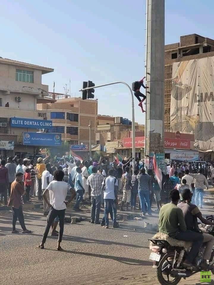 بالفيديو|| سبايدر مان يشارك في الاحتجاجات الأهلية القائمة في السودان 