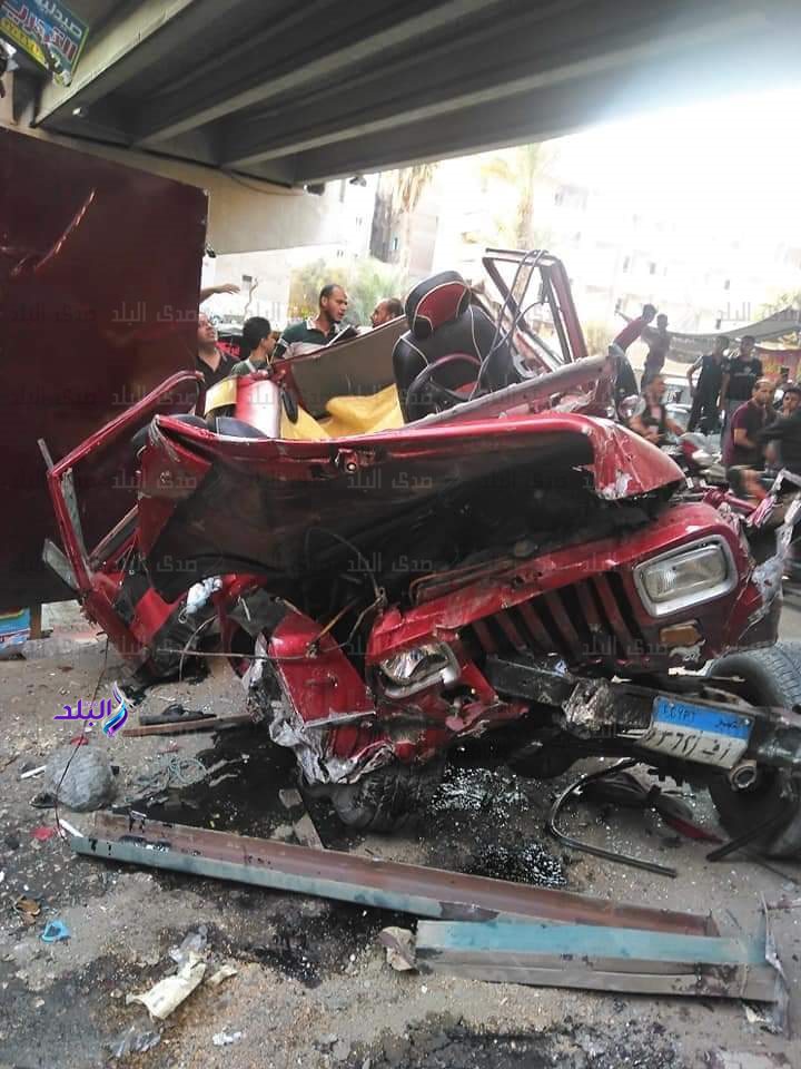 بالفيديو|| حادث مؤلم.. سقوط سيارة من أعلى جسر على سوق شعبي مكتظ بالناس في مصر