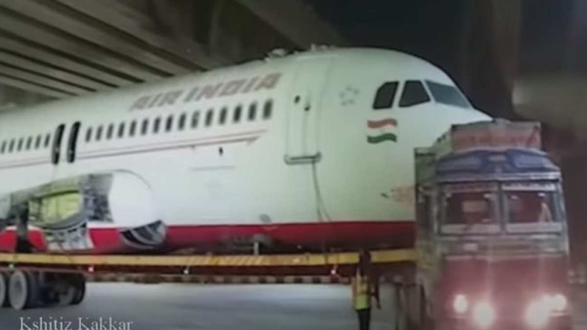 بالفيديو|| طائرة سياحية ضخمة تعلق تحت جسر للمشاة في الهند بمشهد طريف ونادر
