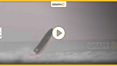 بالفيديو||صيادٌ متهور يتحدى الإعصار "شاهين" ويركب الأمواج مجازفاً بحياته