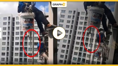 فيديو مروع.. امرأة تقطع حبل الأمان لعاملين وتتركهما معلقين في الهواء على ارتفاعٍ شاهق