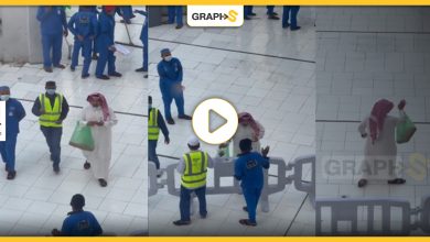 السعودية: "قمةٌ في الإنسانية".. رجل يوزع المال في الحرم المكي