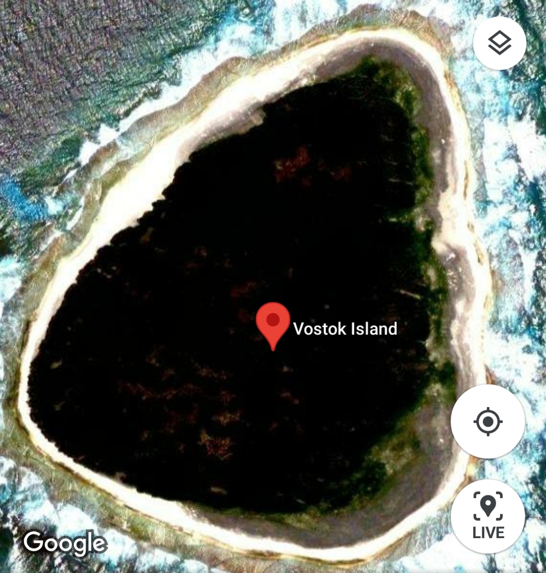 العثور على "جزيرة غامضة" وسط المحيط بدت كأنها ثقب أسود كبير.. وأثار لونها الحيرة والجدل