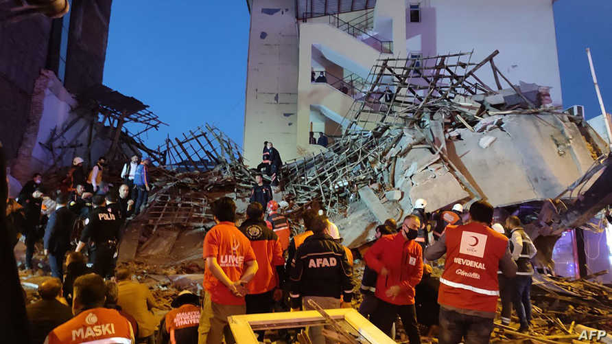 بالفيديو|| انهيار مبنى ضخم في تركيا على عشرات الأشخاص وفرق الإنقاذ تتمكن من إخراجهم.. أصواتهم تُسمع
