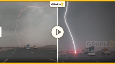 كاميرا موضوعة على سيارة توثق لحظة تعرض طريق مزدحم بالسعودية لصاعقة مخيفة -فيديو