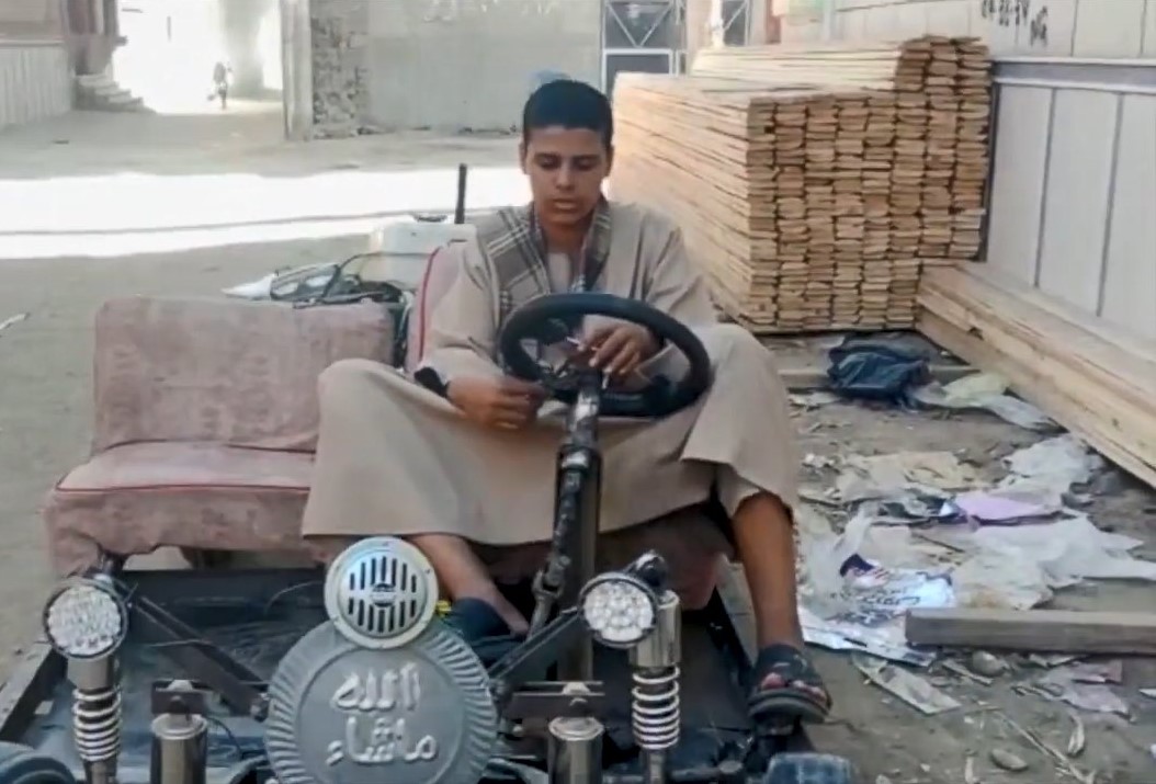 "فيراري الصعيد".. طالب مصري يصنع سيارة من الخردة وبـ "5 سرعات"