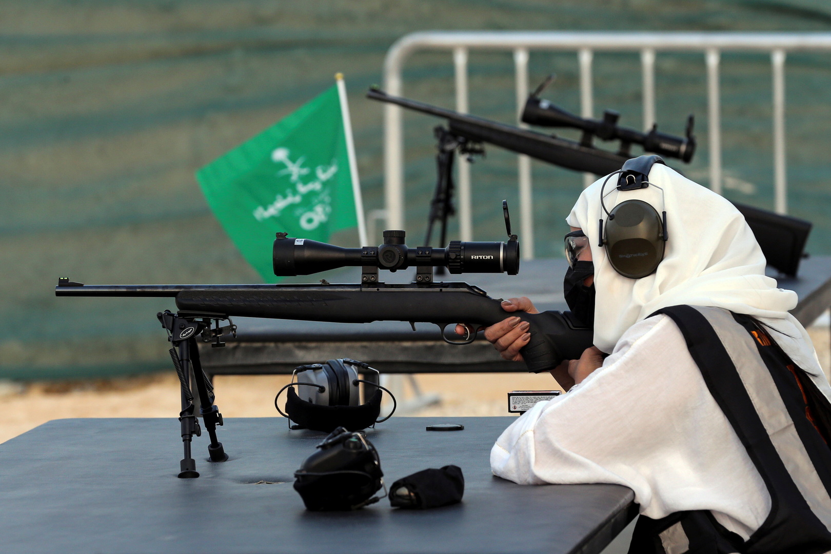 "مدربة أسلحة" في السعودية.. الحسناء منى الخريص تكسر القوالب النمطية في مجال يهيمن عليه الذكور