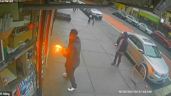 بالفيديو|| كأنّه فلم أكشن.. كاميرا المراقبة توثق لحظة هجوم شاب أمريكي على أحد المتاجر بالقنابل الحارقة