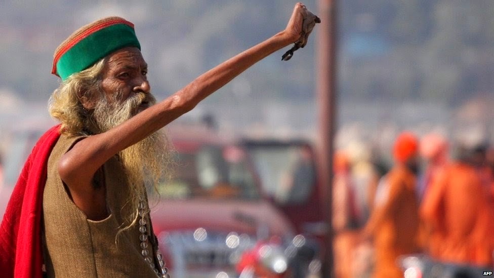 "ذراعه مرفوعة منذ نصف قرن".. تعّرف على سبب رفع راهب هندي ليده كل هذه المدة