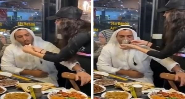 تطعمه كالطفل الصغير.. دعاية لمطعم في إسطنبول لرجل يرتدي زيّاً خليجياً مع فتاة يثير الجدل - فيديو