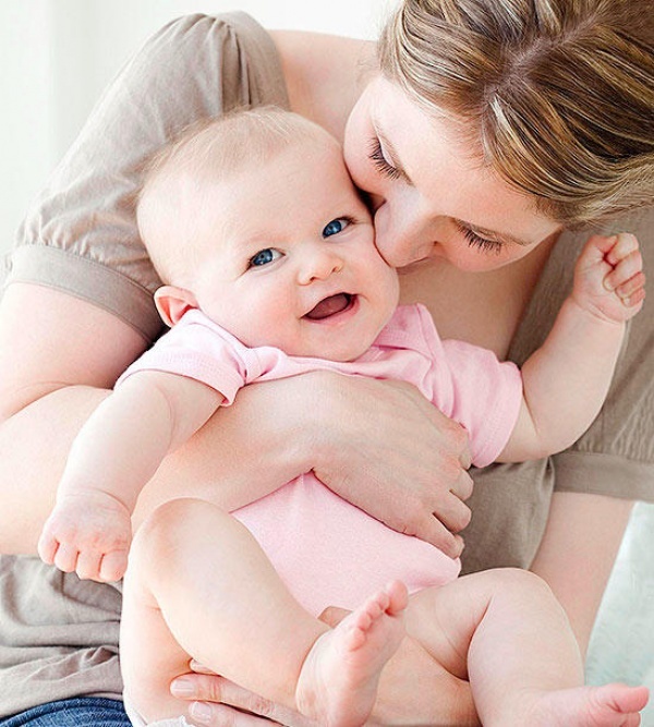 أشياء بسيطة تجعل الرضيع يشعر بالسعادة ويبتسم - فيديو