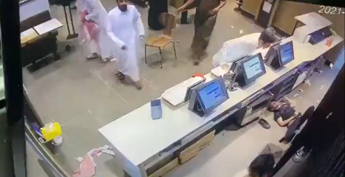 في السعودية: اعتداء أشخاص على عمال مطعم شهير للوجبات السريعة يُفجر موجة غضب عارمة ..وهذا ردّ السلطات 