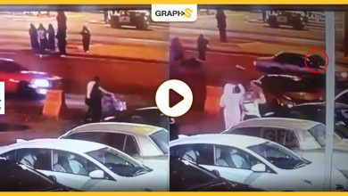 السعودية: نجاة 3 فتيات من الموت دهساً بحادثٍ مروع.. تفاجأن بمركبة ارتطمت بهن في منتصف الشارع