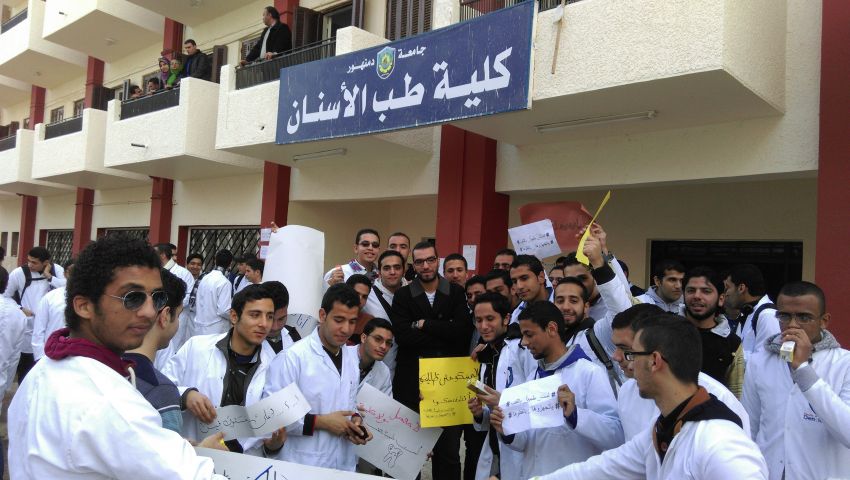 مصر : "فضيحة مدوية" داخل جامعة شهيرة .. طلابها تخرجوا أطباء وتدربوا بـ"أسنان جاموسة"
