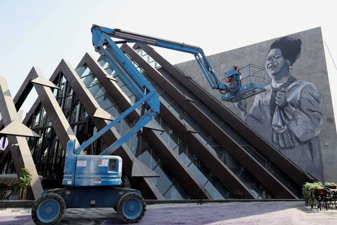 فنانة سعودية تقود جراراً وترسم جداريات عملاقة ومذهلة في موسم الرياض