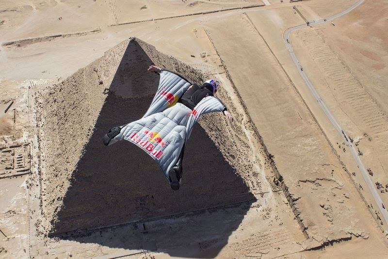  بالفيديو|| بشر يطيرون فوق الإهرامات في مصر ويقترب أحدهم من هرم "خفرع" ويلامسه