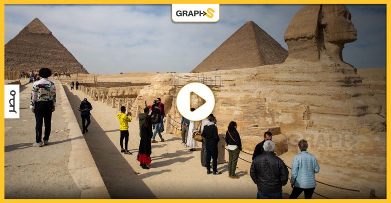 بالفيديو|| بشر يطيرون فوق الإهرامات في مصر ويقترب أحدهم من هرم "خفرع" ويلامسه